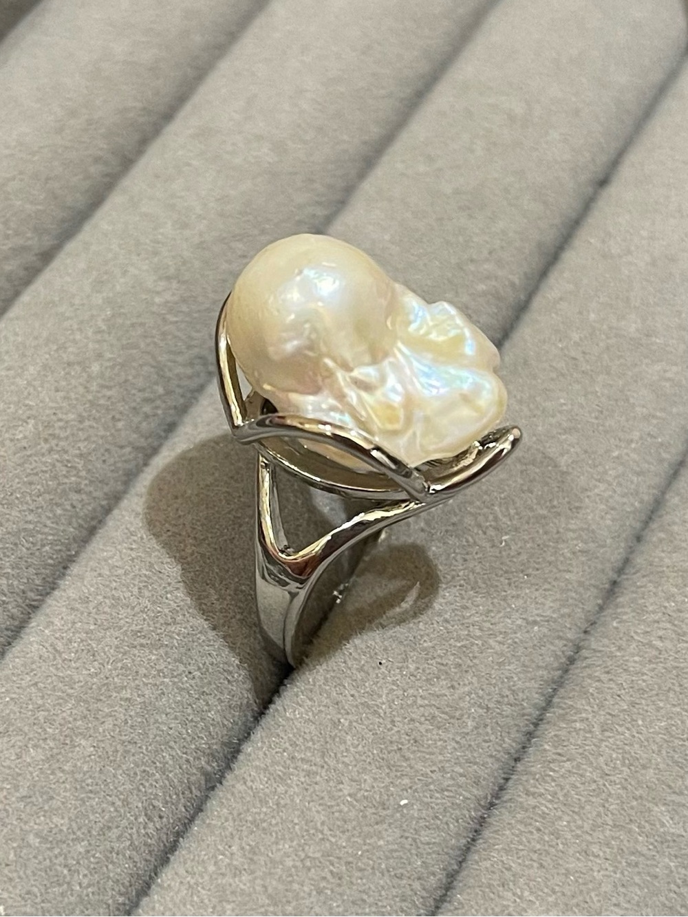 Elegant White Baroque Pearl Ring in Silver 18